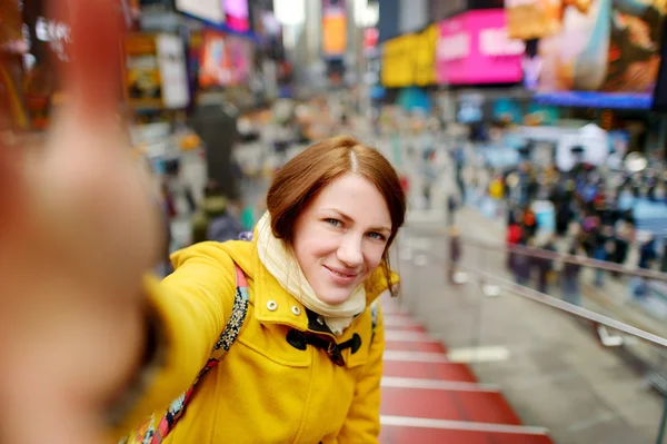 Vrouw die een selfie op Times Square — Stockfoto
