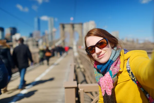 Femme prenant un selfie sur Brooklyn Bridge — Photo