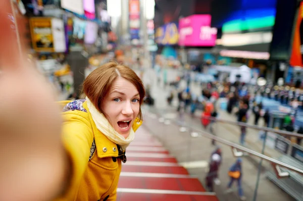 Γυναίκα παίρνει μια selfie Times Square — Φωτογραφία Αρχείου