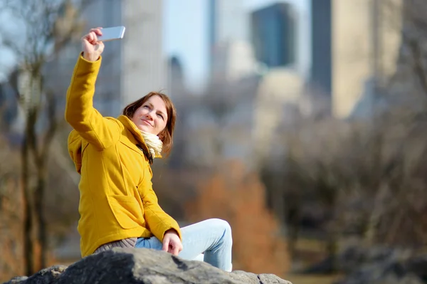 Žena s selfie v Central parku — Stock fotografie