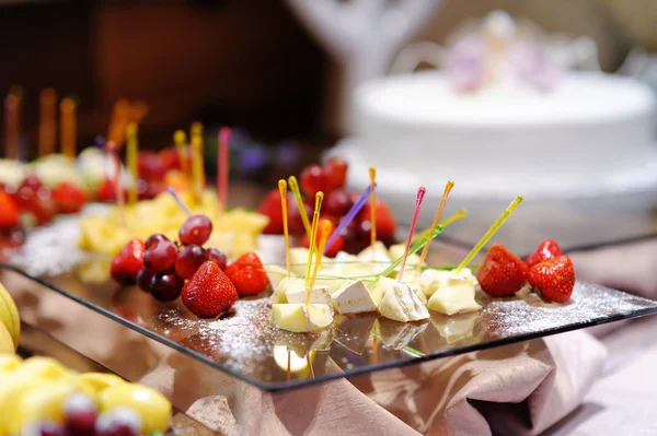 biraz peynir ve bir tabak taze meyve