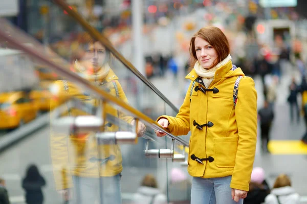 Femme visitant Times Square — Photo