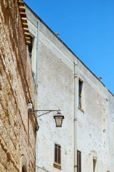İtalyan kasabasının bir sokakta fener — Stok fotoğraf