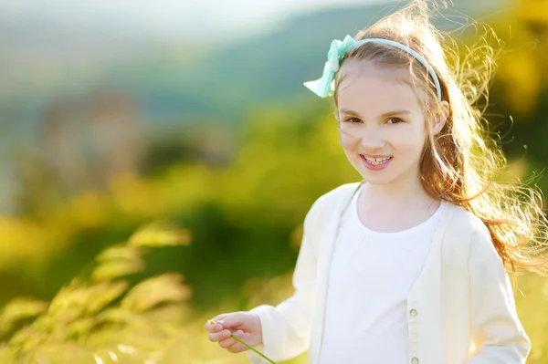 Flicka varm och solig sommardag — Stockfoto