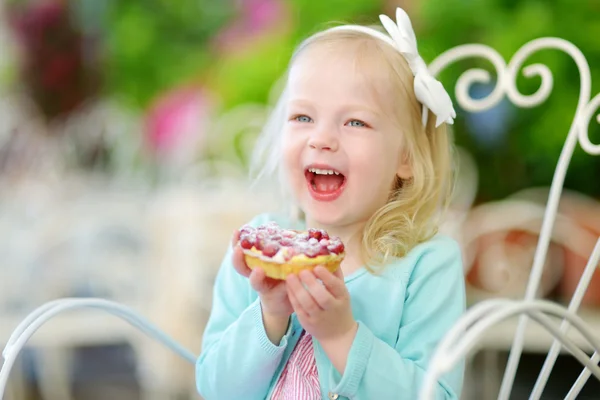 Girl eating fresh sweet strawberry cake — Stock Photo, Image