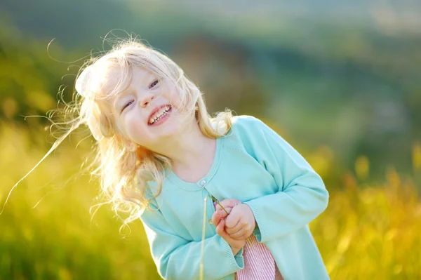 Ragazza in calda e soleggiata giornata estiva — Foto Stock