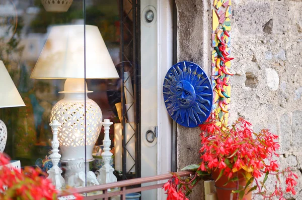 Typische keramiek verkocht in stad van Positano — Stockfoto