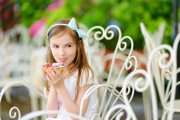 Girl eating fresh sweet strawberry cake — Stock Photo, Image