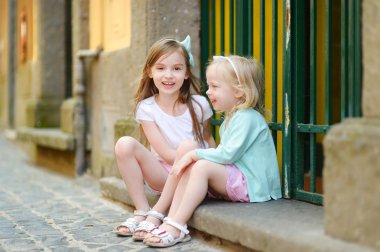 küçük kız sıcak ve güneşli yaz gün 
