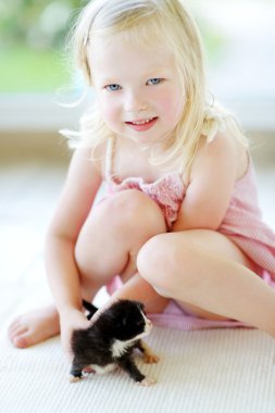 küçük kız küçük yavru kedi ile oynarken