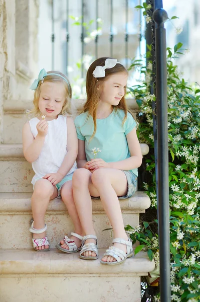 Kleine zusters warme en zonnige zomerdag — Stockfoto