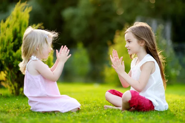 Hermanitas divirtiéndose juntas — Foto de Stock