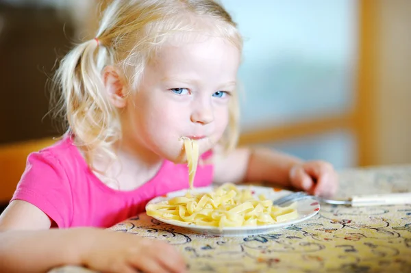 Dziewczynka je spaghetti. — Zdjęcie stockowe