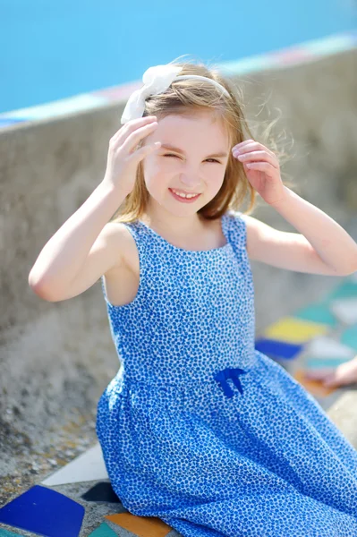 Ragazza in calda e soleggiata giornata estiva — Foto Stock