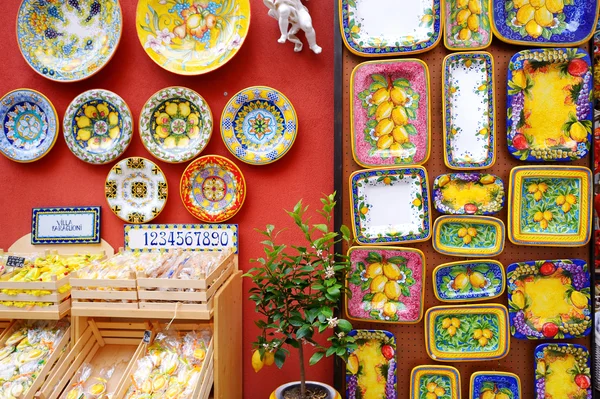 Typical ceramics sold in town of Positano — Stock Photo, Image