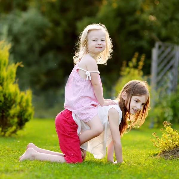 Lilla systrar att ha roligt tillsammans — Stockfoto