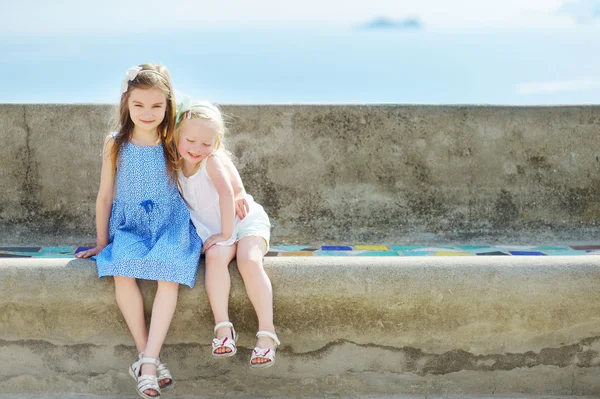 Petites sœurs chaude et ensoleillée journée d'été — Photo