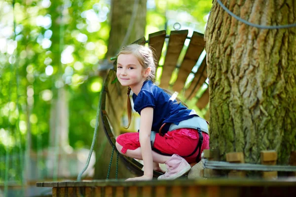 Petite fille appréciant l'escalade — Photo