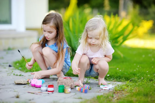 Kleine zusters op stenen schilderen — Stockfoto