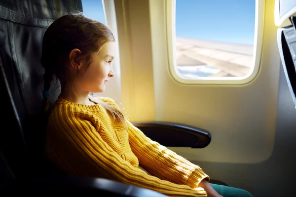 Niña viajando en un avión — Foto de Stock