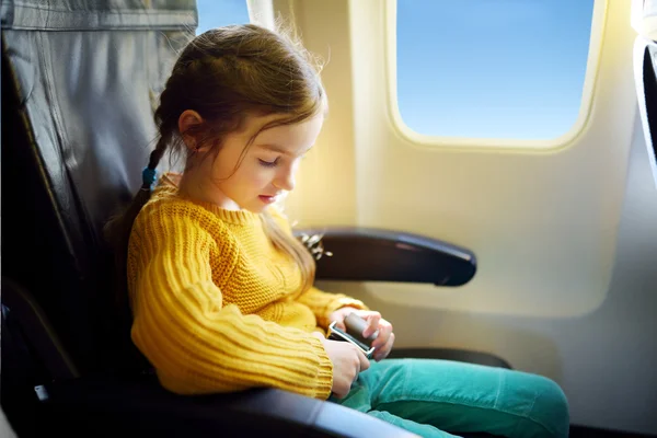 Menina viajando por um avião — Fotografia de Stock