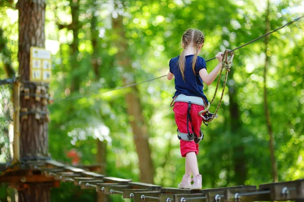 Lilla tjejen njuter av klättring — Stockfoto