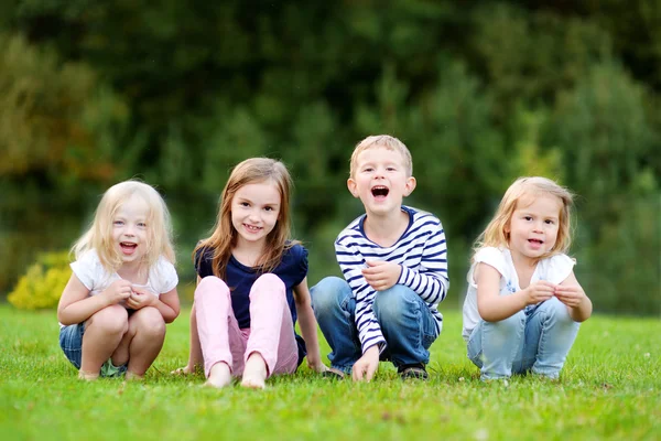 Vier schattige kleine kinderen buiten — Stockfoto