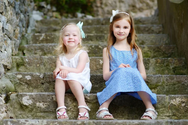 Lilla systrar varm och solig sommardag — Stockfoto