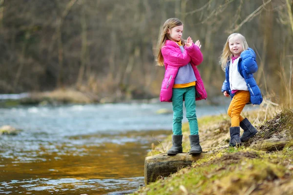 Zusters plezier door een rivier — Stockfoto