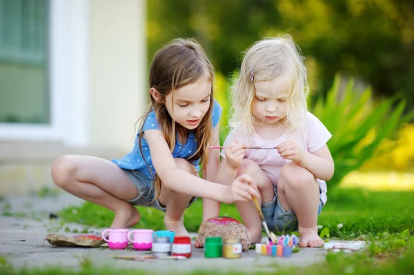 Hermanitas pintando sobre piedras —  Fotos de Stock