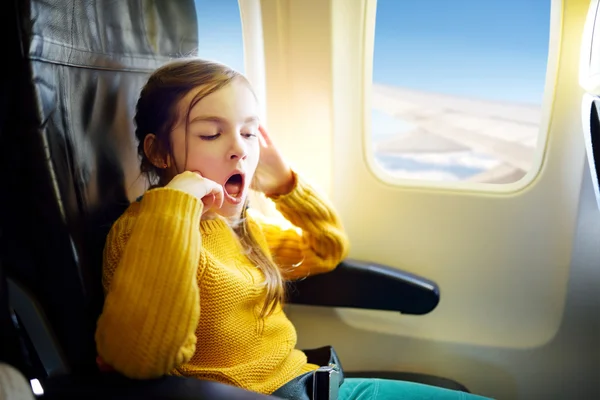 Niña viajando en un avión — Foto de Stock