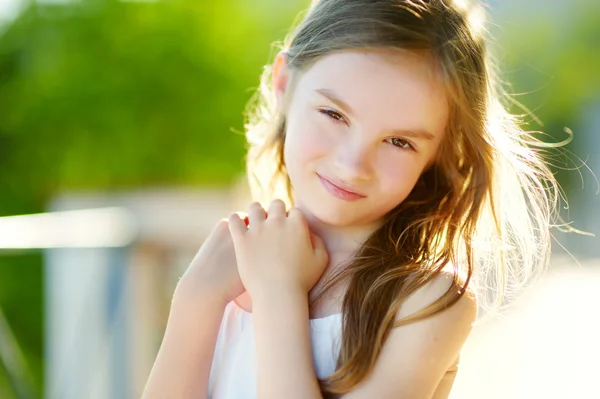 Ragazza in calda e soleggiata giornata estiva — Foto Stock