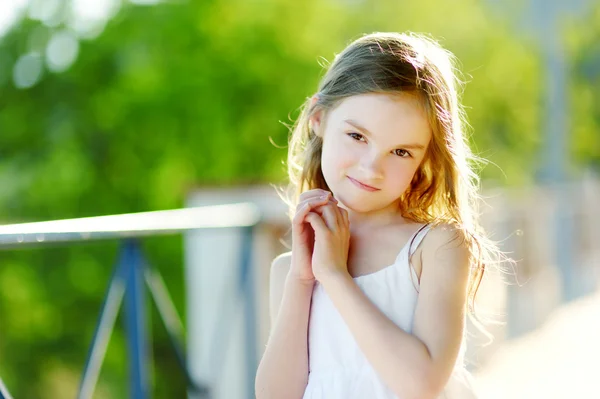 Ragazza in calda e soleggiata giornata estiva — Foto Stock