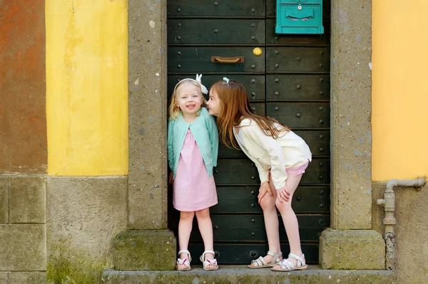 Kleine zusters plezier samen — Stockfoto