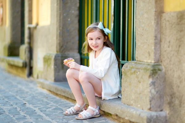 Mädchen isst frischen süßen Erdbeerkuchen — Stockfoto