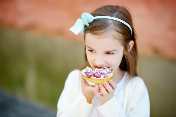 Дівчина їсть свіжий солодкий полуничний торт — стокове фото