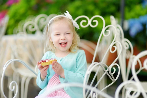 Mädchen isst frischen süßen Erdbeerkuchen — Stockfoto