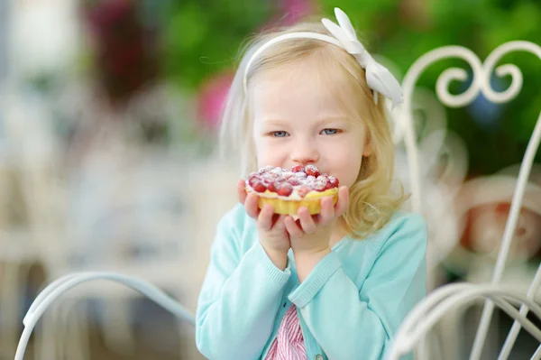 Girl eating fresh sweet strawberry cake — Stock Photo, Image