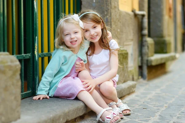 Маленькие сестры теплый и солнечный летний день — стоковое фото