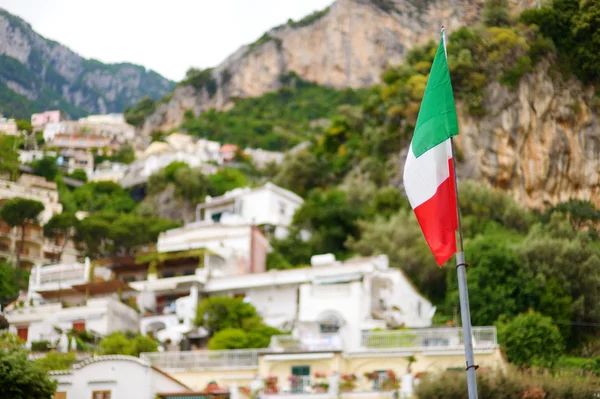 Włoskiej flagi w miejscowości Positano — Zdjęcie stockowe