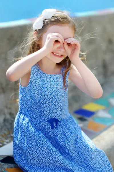 Girl pretending to be looking — Stock Photo, Image