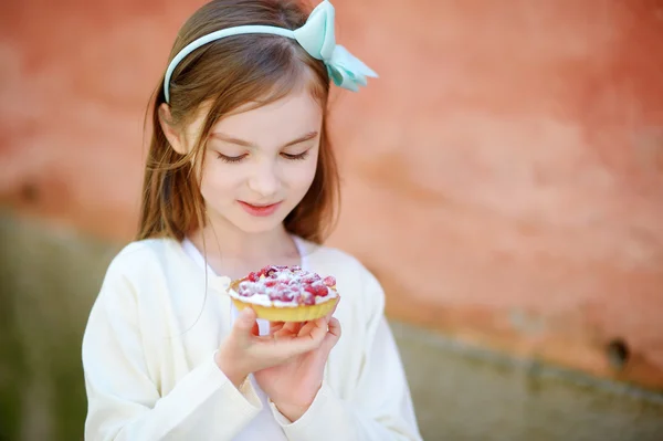 Mädchen isst frischen süßen Erdbeerkuchen — Stockfoto