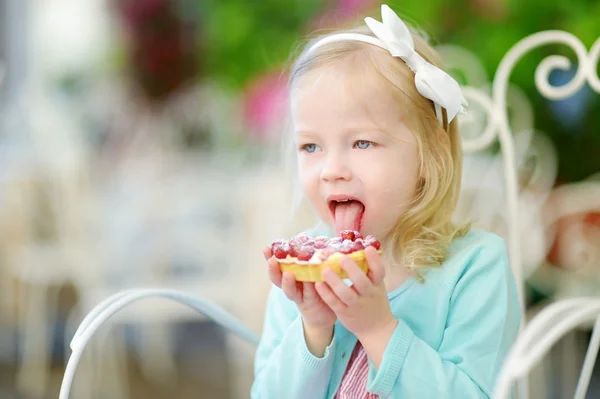 Tjej äter färska söta jordgubbstårta — Stockfoto