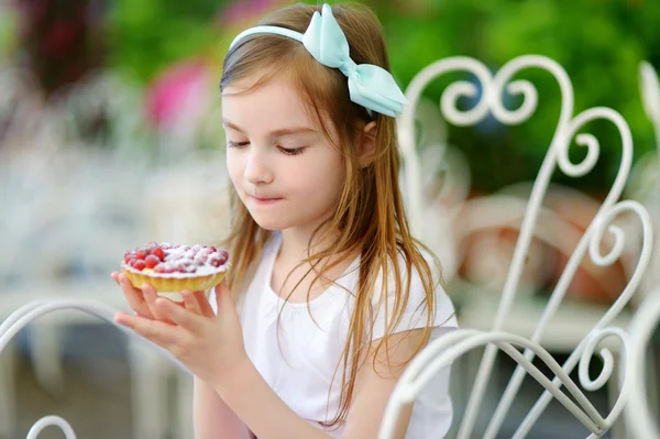 Girl eating fresh sweet strawberry cake — Stock Photo, Image