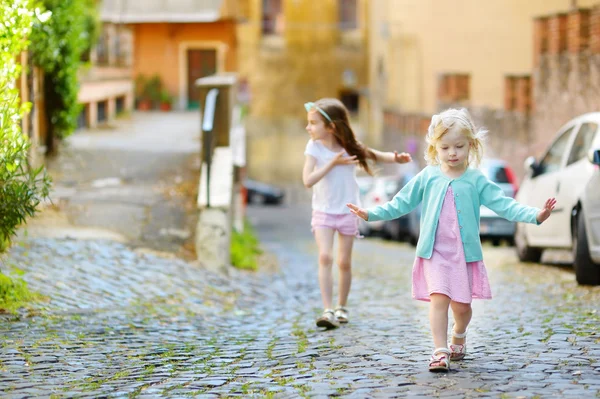 Lilla systrar att ha roligt tillsammans — Stockfoto