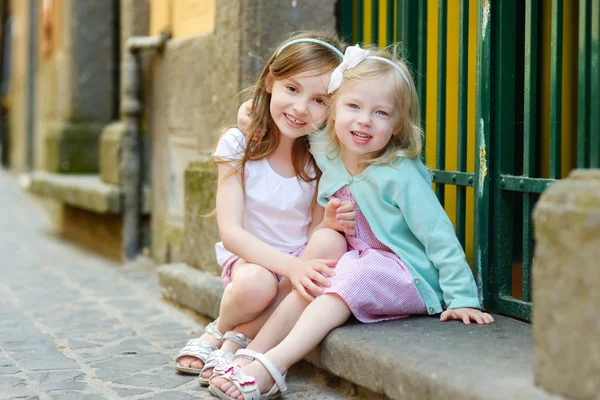 Kleine zusters warme en zonnige zomerdag — Stockfoto