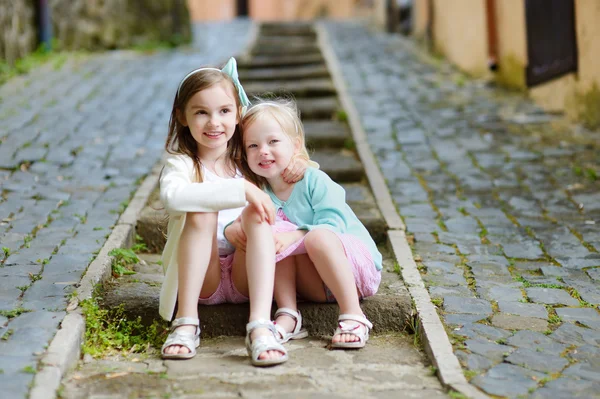 Маленькие сестры теплый и солнечный летний день — стоковое фото