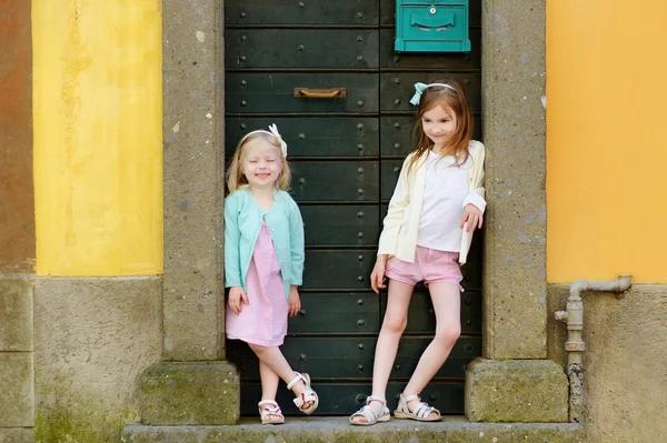 Kleine zusters plezier samen — Stockfoto