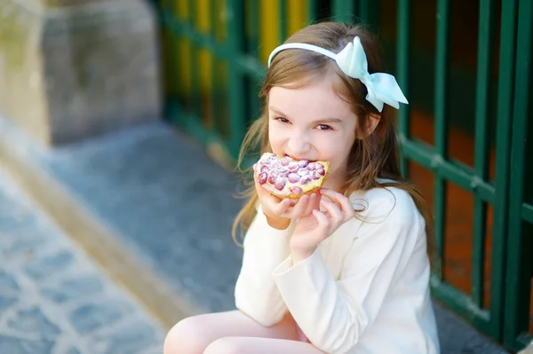 Mädchen isst frischen süßen Erdbeerkuchen — Stockfoto