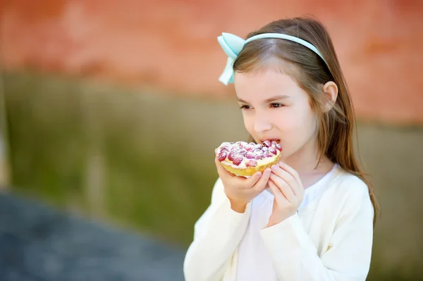 Girl eating fresh sweet strawberry cake — Stock Photo, Image